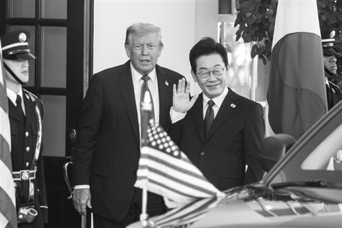 8月25日,美国总统特朗普(左)在华盛顿白宫欢迎韩国总统李在明 本版图片均由新华社发